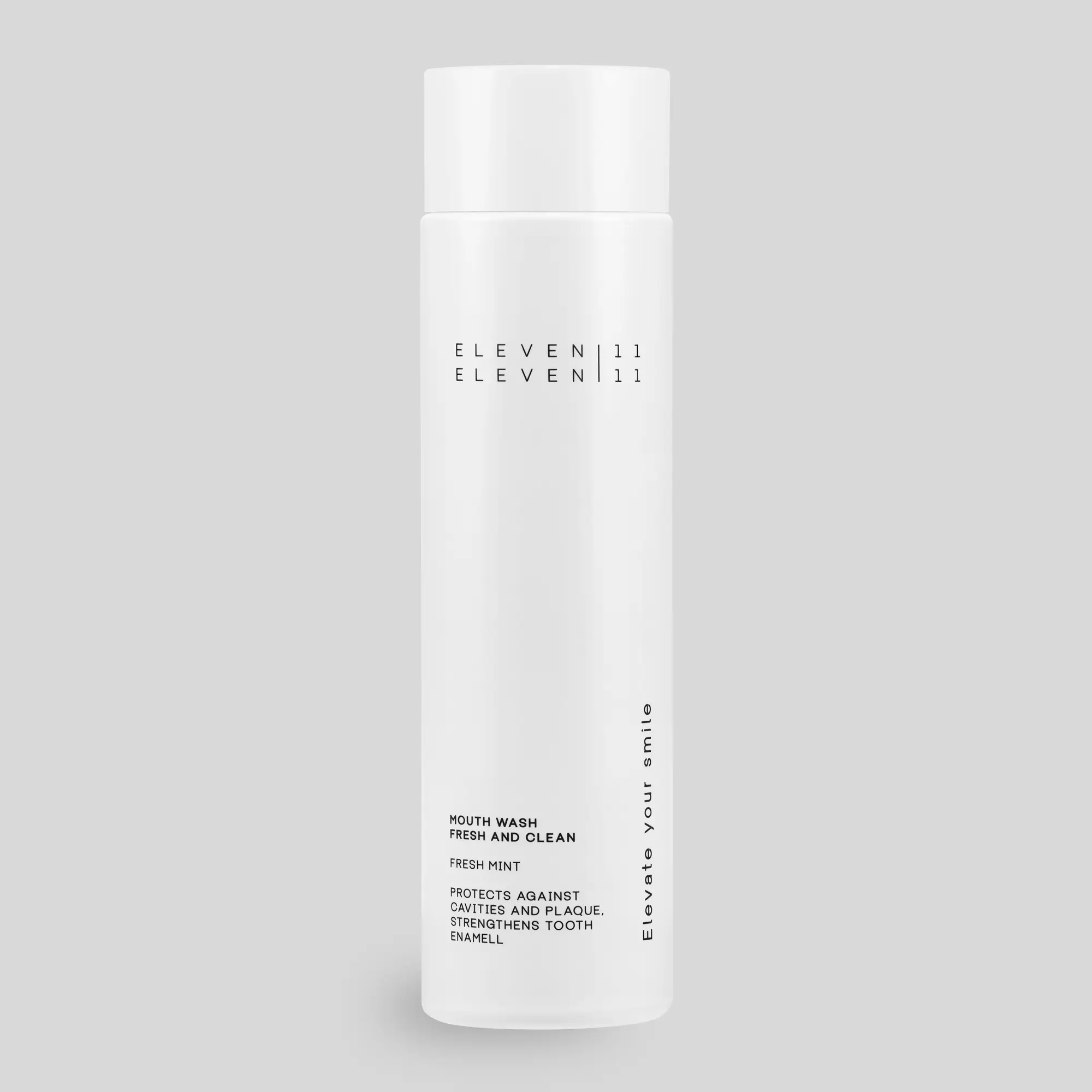 Eine weiße Flasche der ELEVEN ELEVEN Mundspülung steht freigestellt vor grauem Hintergrund. Die minimalistische Verpackung trägt den Schriftzug „Mouth Wash – Fresh and Clean“ sowie den Slogan „Elevate your smile“.