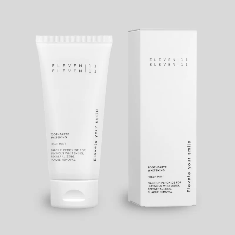 Eine wei&szlig;e Zahnpasta-Tube mit der Aufschrift &bdquo;Whitening &ndash; Fresh Mint&ldquo; steht neben der passenden wei&szlig;en Verpackung. Die Inhaltsbeschreibung hebt &bdquo;Calcium Peroxide&ldquo; f&uuml;r Aufhellung, Remineralisierung und Plaque-Entfernung hervor.